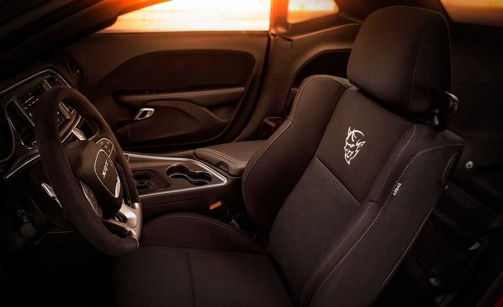 Rent DODGE CHALLENGER HELLCAT 2018-pic_3