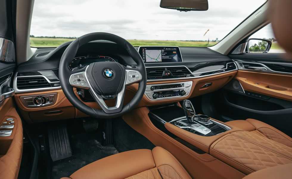 Rent 2018 BMW 750i M Sport-pic_4