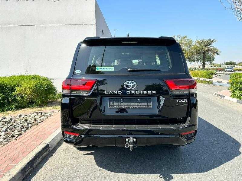 TOYOTA - LANDCRUISER VXR - 2022 BRAND NEW - SILVER COLOUR - GCC SPECS -UNDER WARRANTY-pic_4